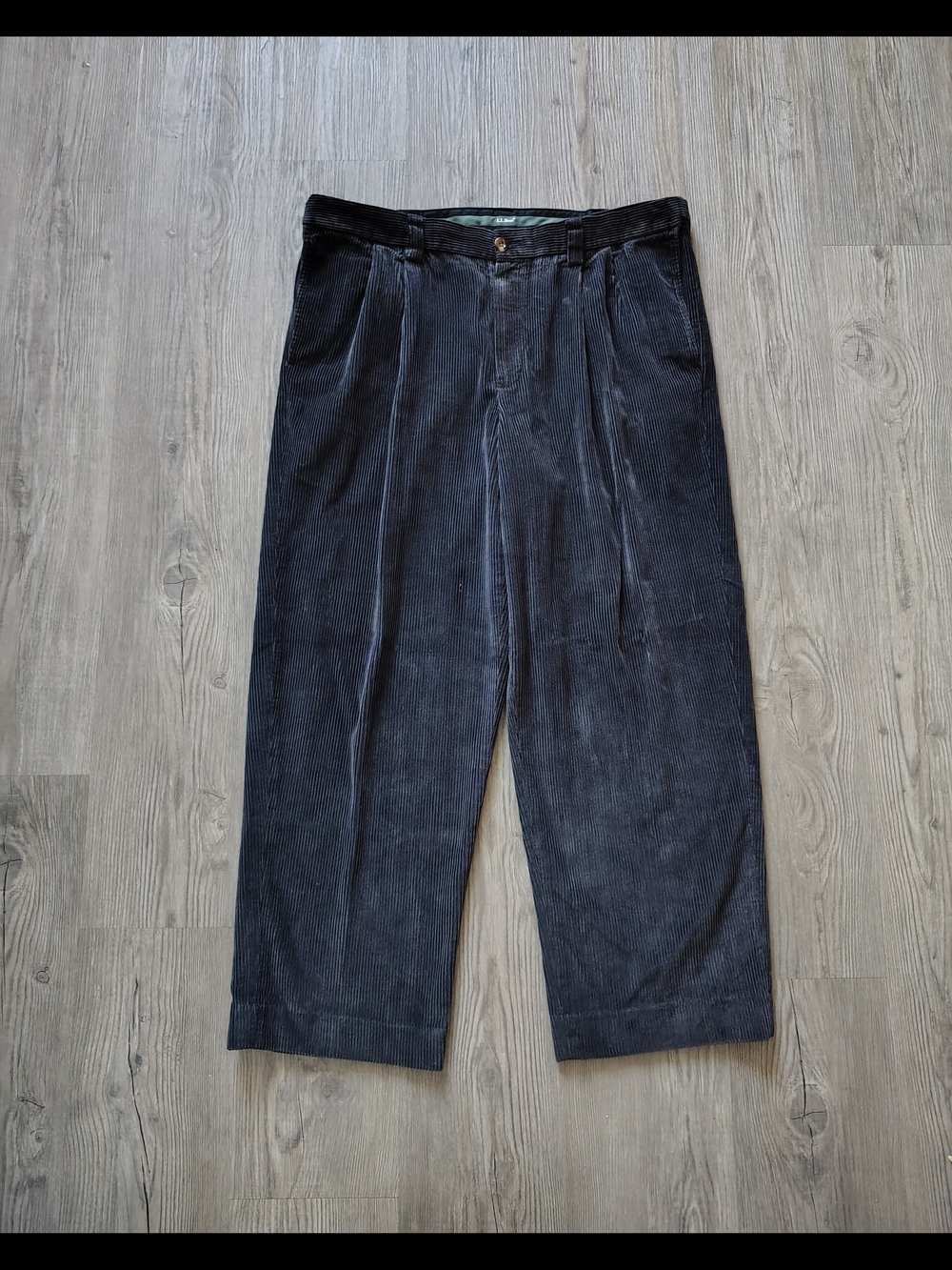 L.L. Bean Men's Comfort Stretch Waist Black Corduroy Pleated Pants Size 36×28